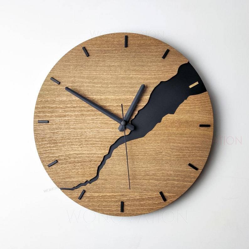 Wandklok van hout