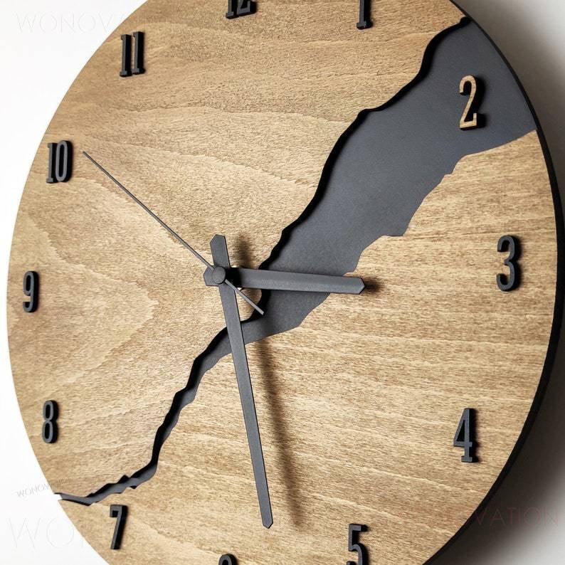 Wandklok van hout