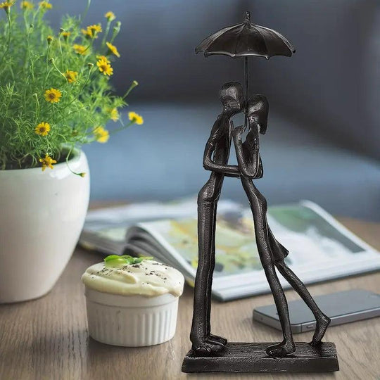 Elegante uccellini innamorati in metallo nero con statua di ombrello