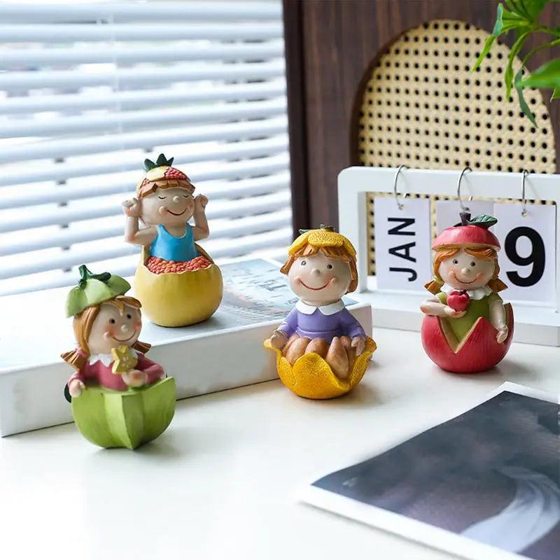 Joli petit personnage d'une fille en résine avec motif de fruits