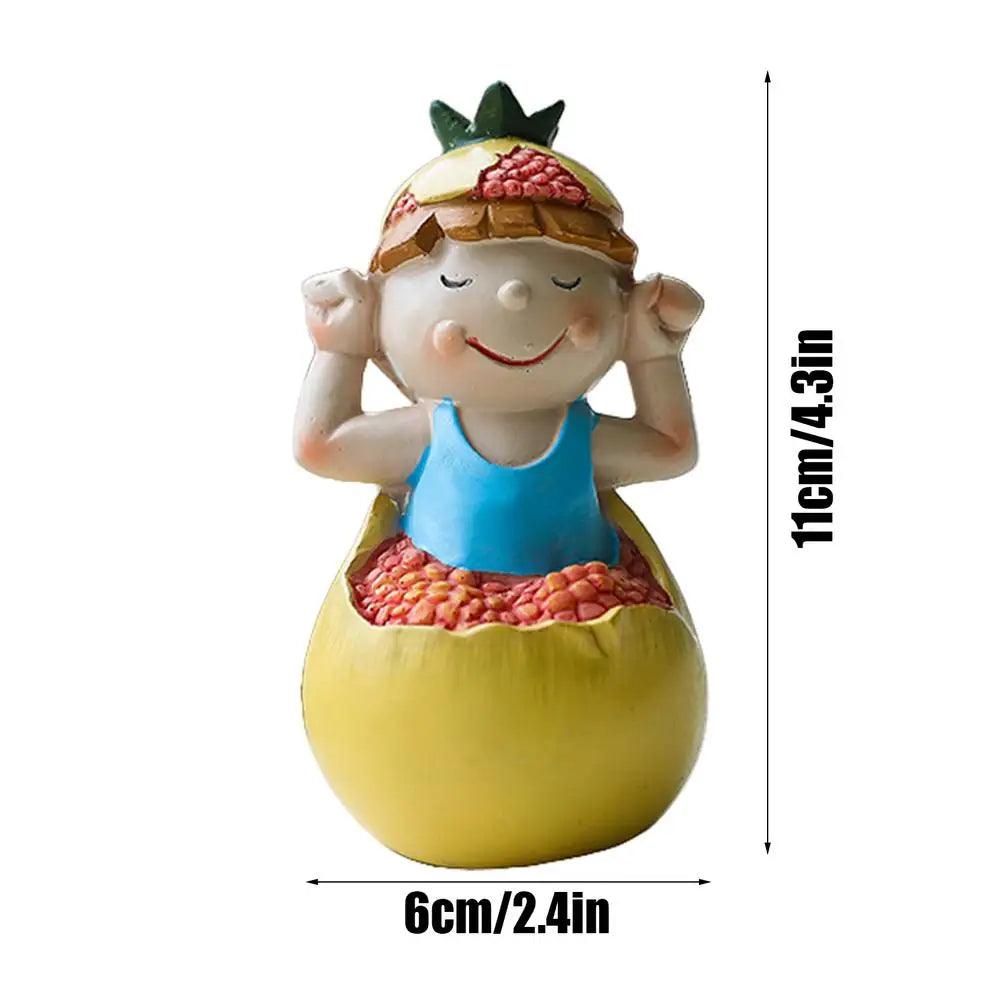 Schattig beeldje van een meisje in hars met fruitmotief