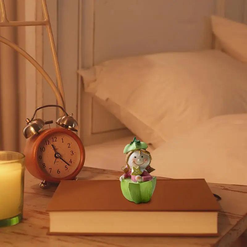 Schattig beeldje van een meisje in hars met fruitmotief