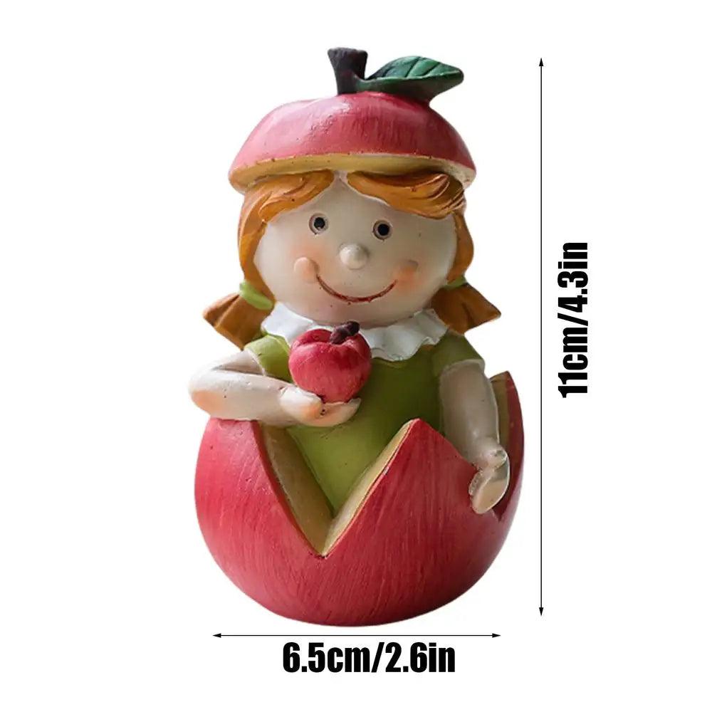 Schattig beeldje van een meisje in hars met fruitmotief