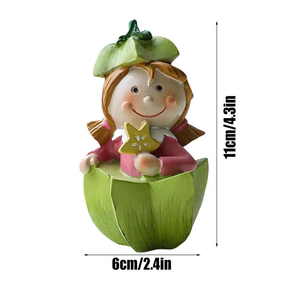 Schattig beeldje van een meisje in hars met fruitmotief