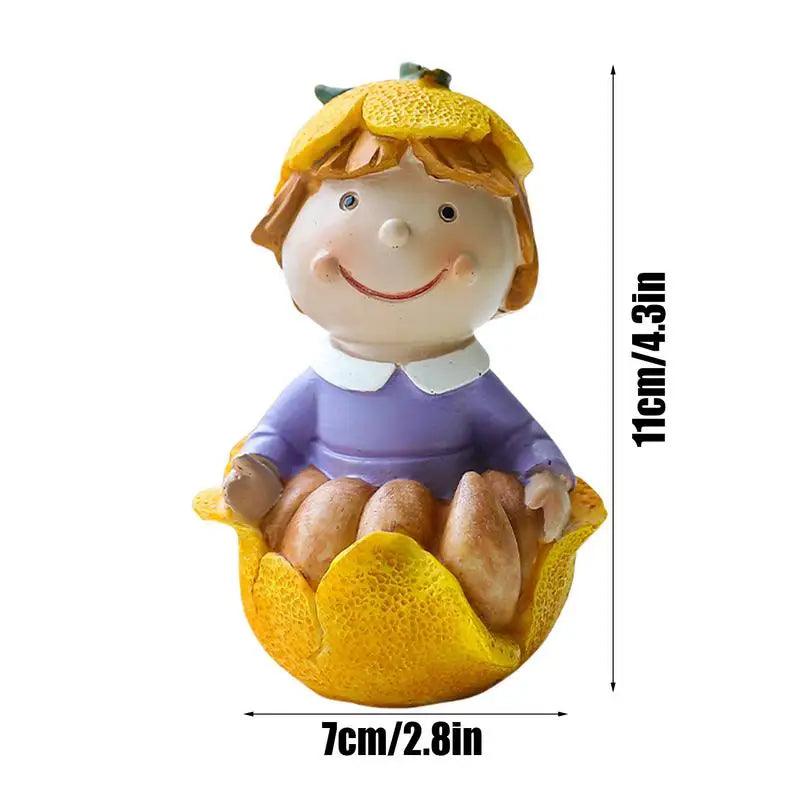 Schattig beeldje van een meisje in hars met fruitmotief