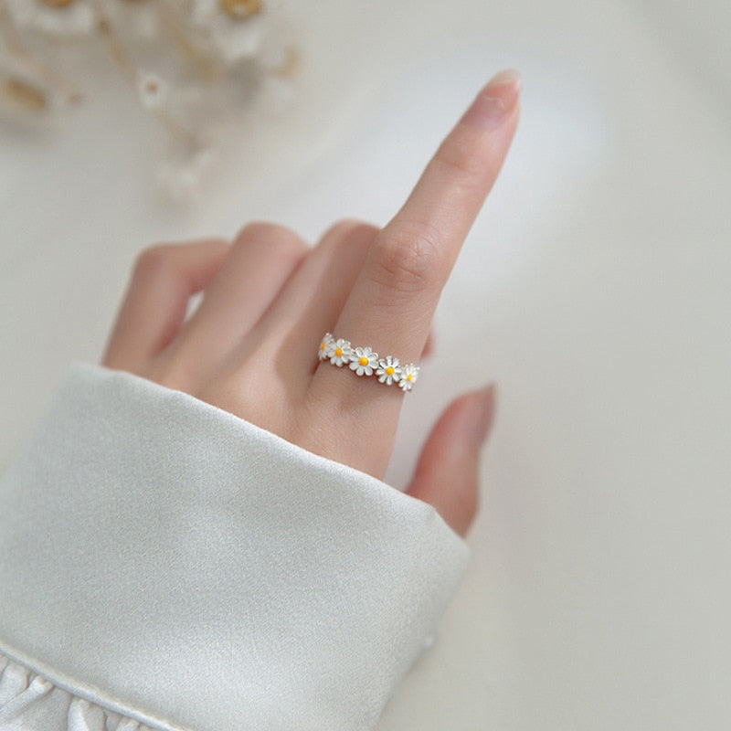 Daisy Ring – A Symbol of New Beginnings and Joy