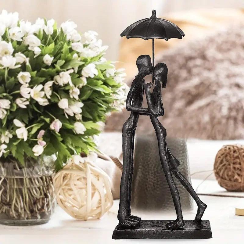 Elegante uccellini innamorati in metallo nero con statua di ombrello