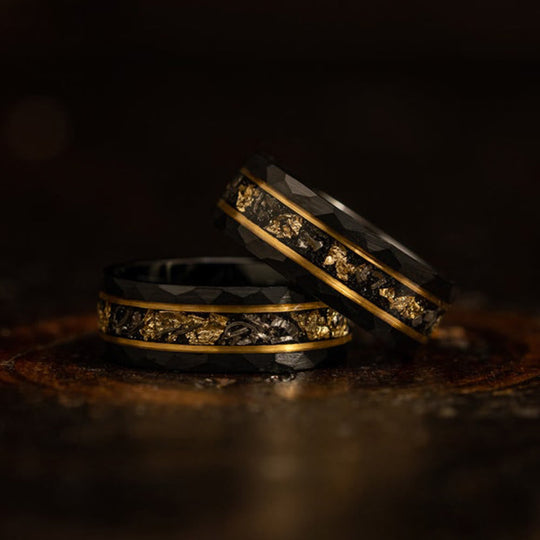 Anello in tungsteno con foglia d'oro e meteorite nero – Orione