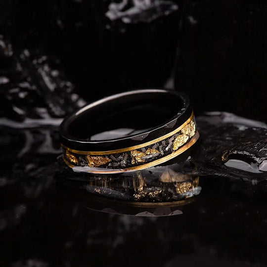 Anello in tungsteno con foglia d'oro e meteorite nero – Orione