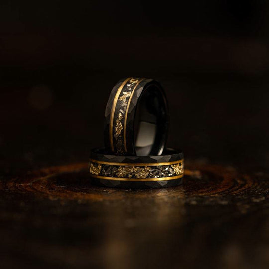 Anello in tungsteno con foglia d'oro e meteorite nero – Orione