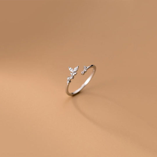 Piccolo anello d'argento con zirconi