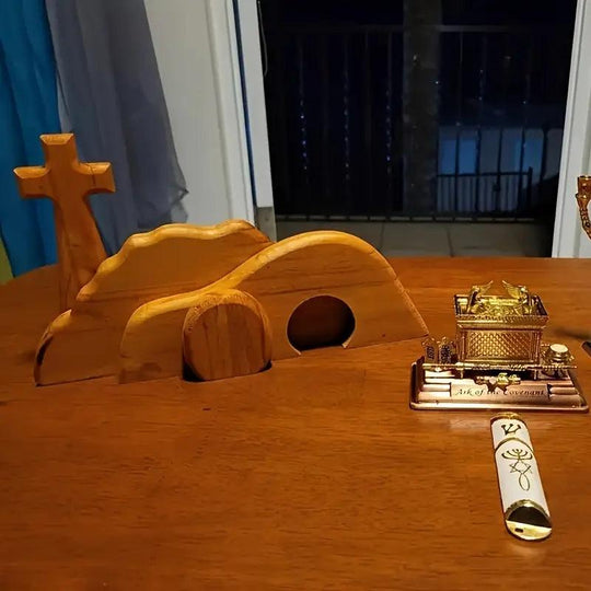 Croce di legno Tomba vuota Statua