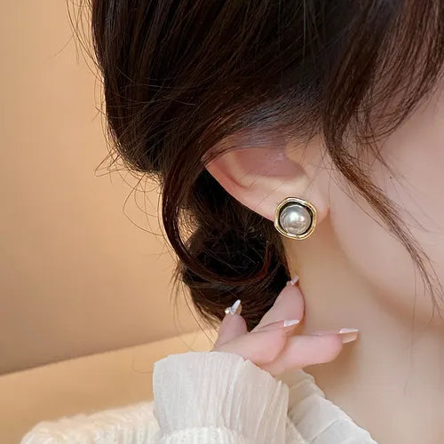 Eleganti Orecchini con Perla Nera