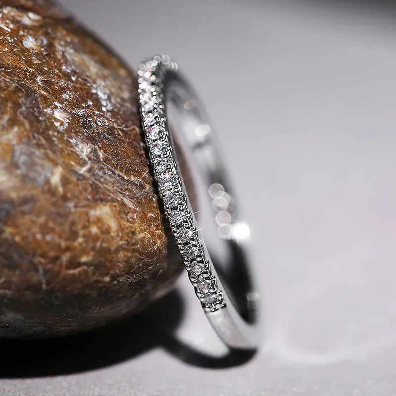 Lucentezza senza tempo – Anello minimalista con significato eterno