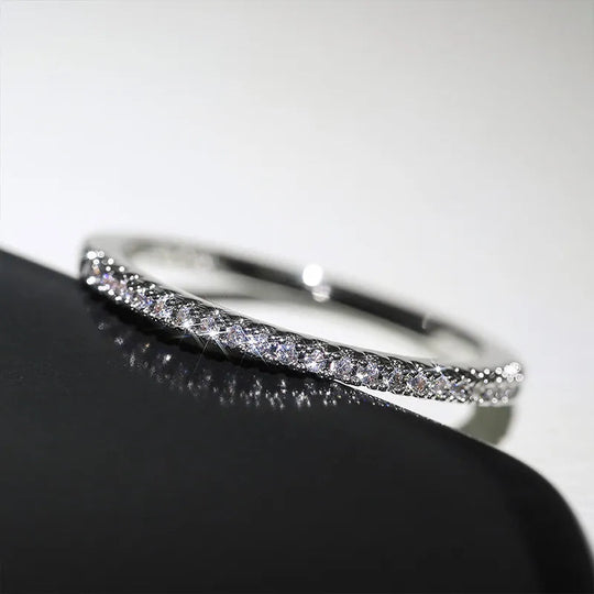 Lucentezza senza tempo – Anello minimalista con significato eterno