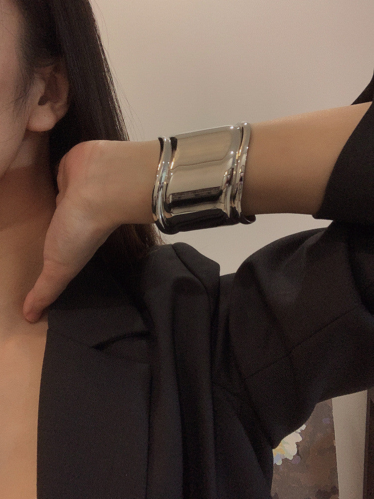 Bracciale Esagerato – Golf Audace in Asimmetria Elegante