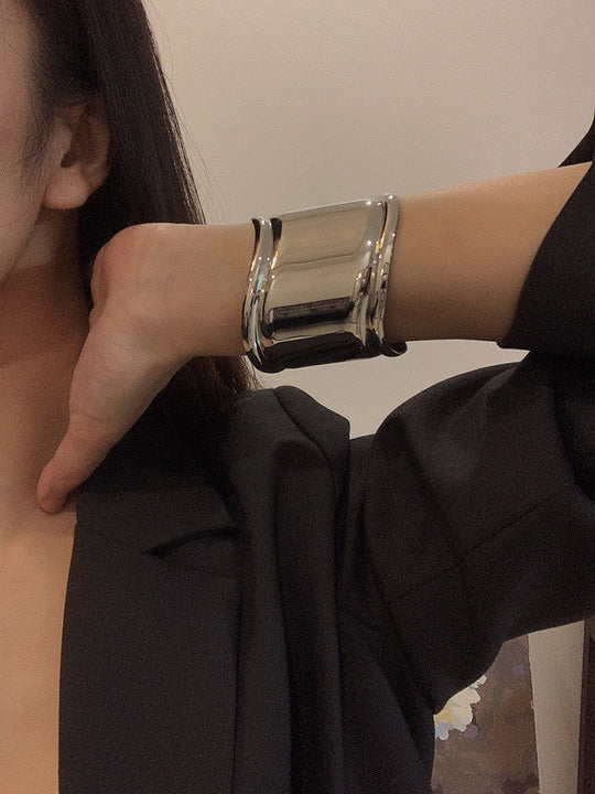 Bracciale Esagerato – Golf Audace in Asimmetria Elegante