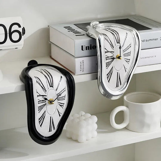 Orologio da fusione surrealista