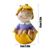 Schattig beeldje van een meisje in hars met fruitmotief