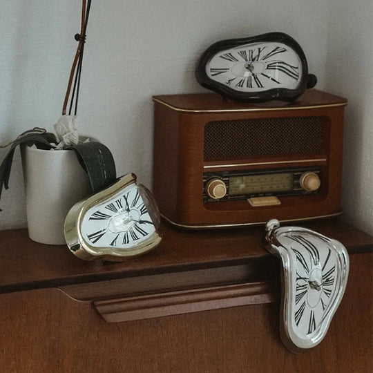Orologio da fusione surrealista