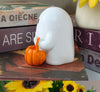 Schattig Spookbeeldje dat Pompoen vasthoudt Harsbeeldje | Halloween
