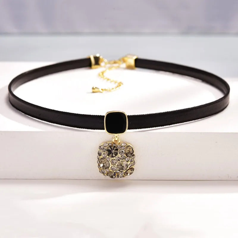 Collana con cristalli geometrici