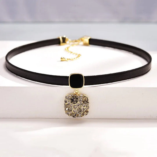 Collana con cristalli geometrici