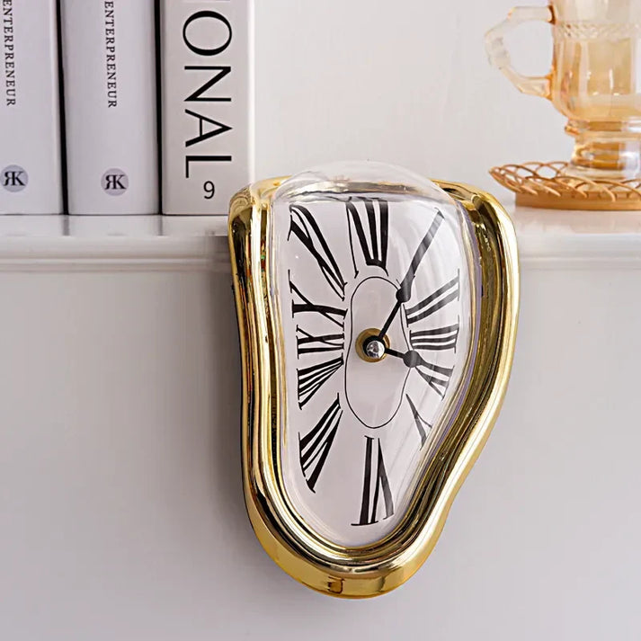 Orologio da fusione surrealista