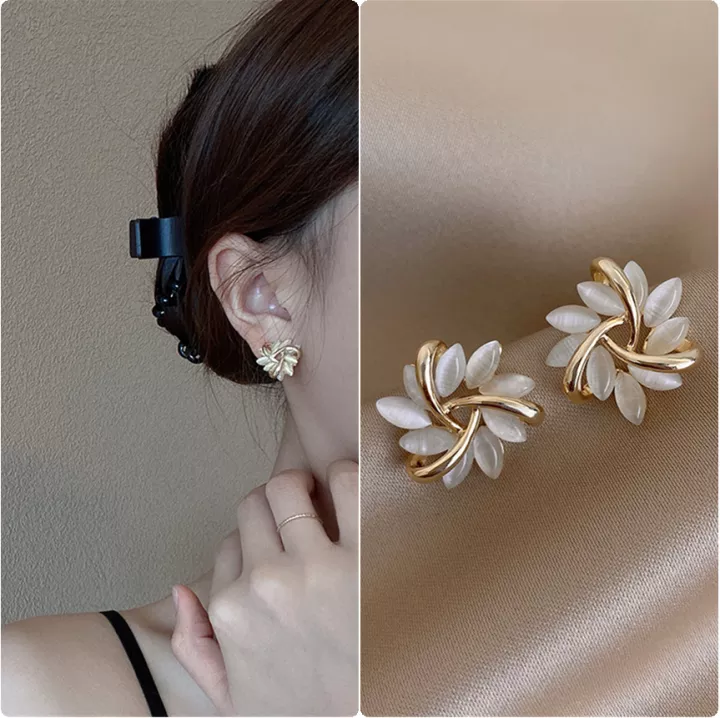 Orecchini - Elegante Design a Petalo di Opale