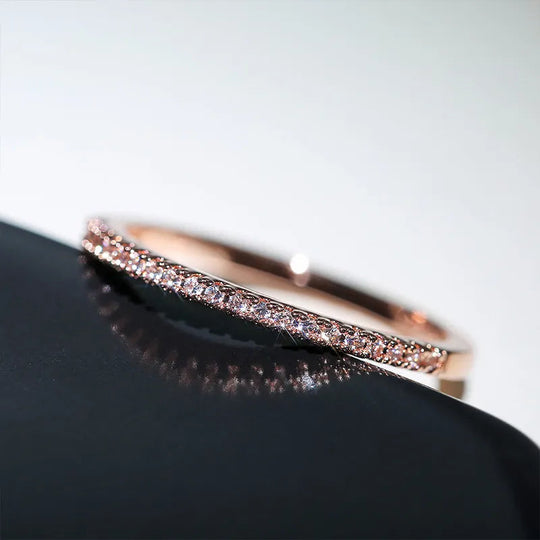 Lucentezza senza tempo – Anello minimalista con significato eterno