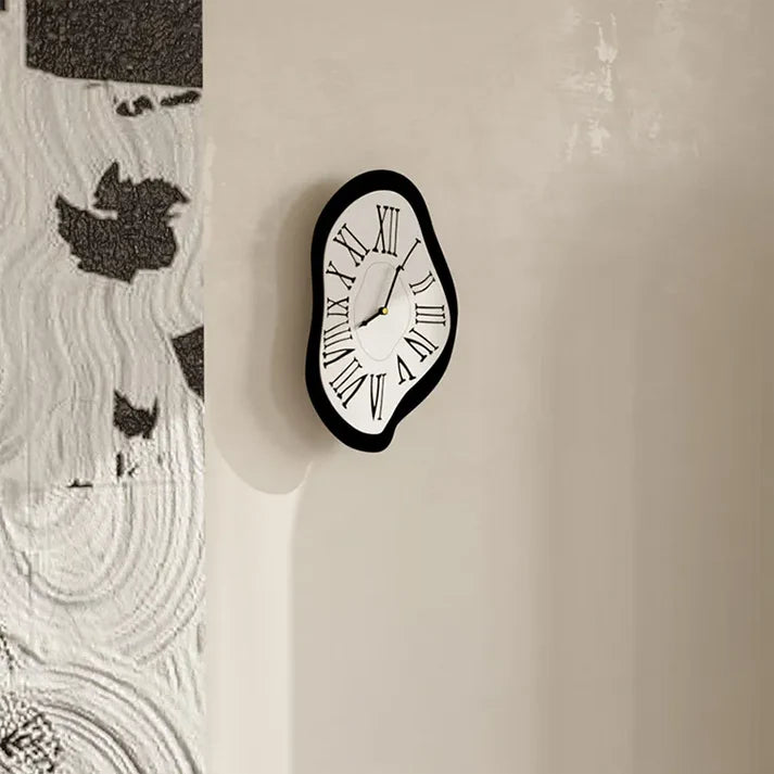 Orologio da parete surrealista con numeri romani
