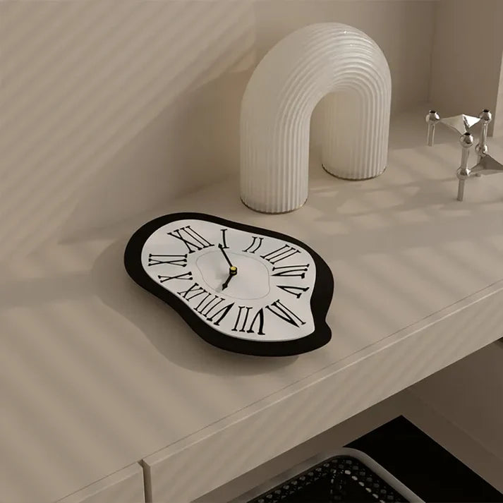 Horloge mural surréaliste avec chiffres romains