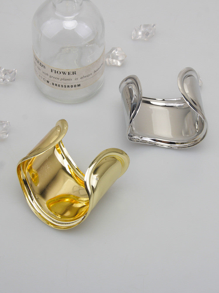 Bracciale Esagerato – Golf Audace in Asimmetria Elegante