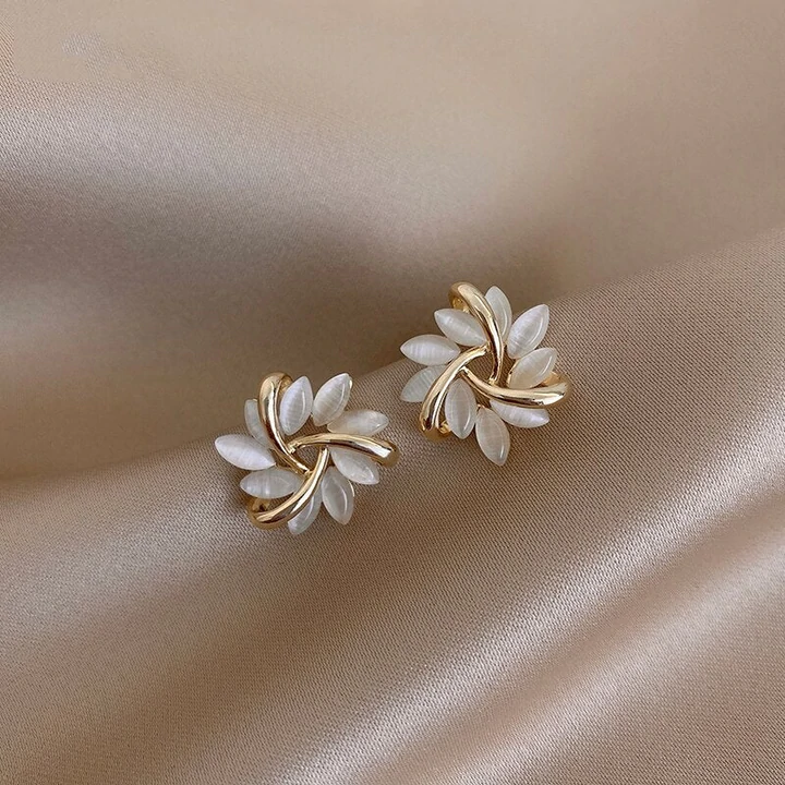 Orecchini - Elegante Design a Petalo di Opale