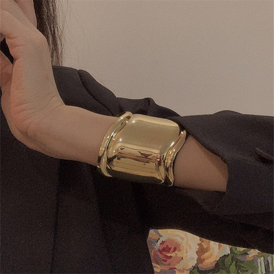 Bracciale Esagerato – Golf Audace in Asimmetria Elegante