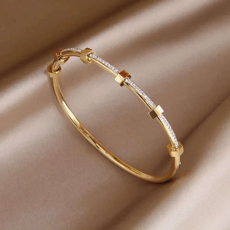 Gold-plated bracelet with Moissanite cover