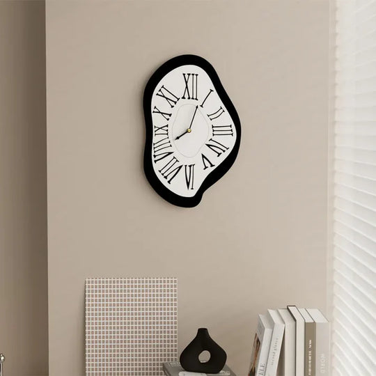 Orologio da parete surrealista con numeri romani