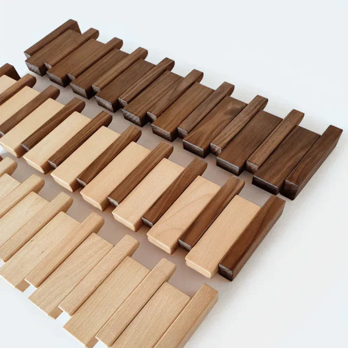 Elegante appendiabiti in legno con design a pianoforte